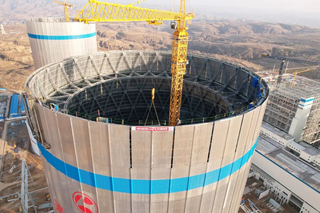 中化三建公司承建的国电建投内蒙古长滩电厂2×66万千瓦机组2#间冷塔实现封顶