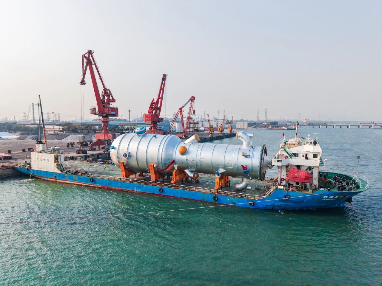 惠生工程全球最大规模MTO装置反应器整体成功吊装刷新行业记录