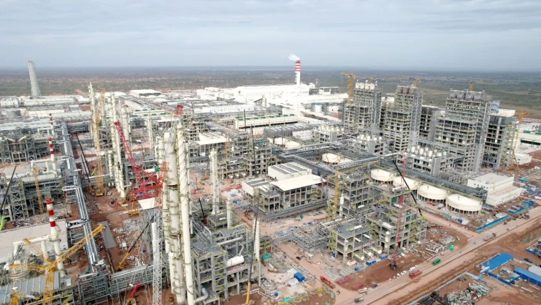 十一化建承建的全球单厂规模最大煤制烯烃项目关键设备成功投产